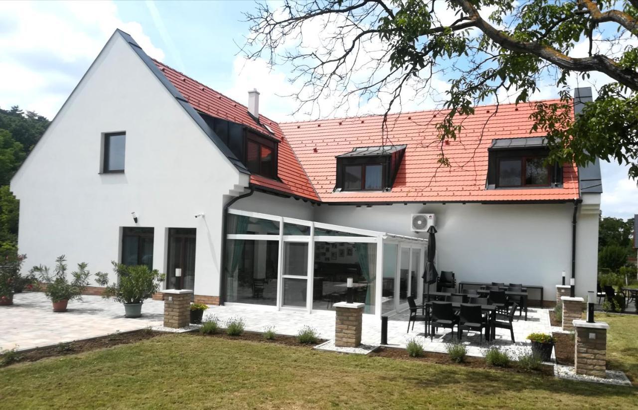 GyőrújbarátDreko Panzio & Borbisztro住宿加早餐旅馆 外观 照片
