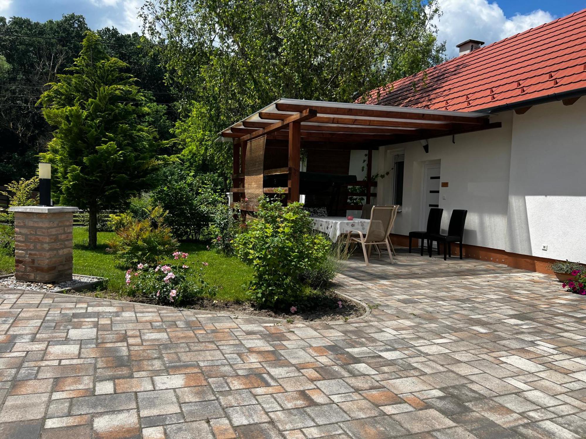 GyőrújbarátDreko Panzio & Borbisztro住宿加早餐旅馆 外观 照片