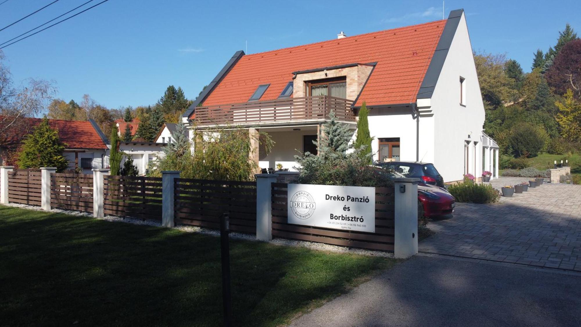 GyőrújbarátDreko Panzio & Borbisztro住宿加早餐旅馆 外观 照片